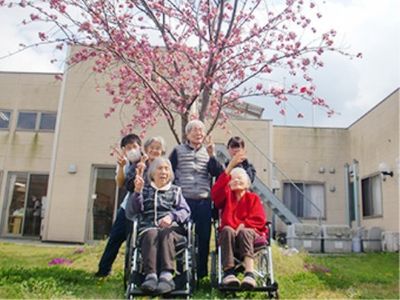 中庭での笑顔の集合