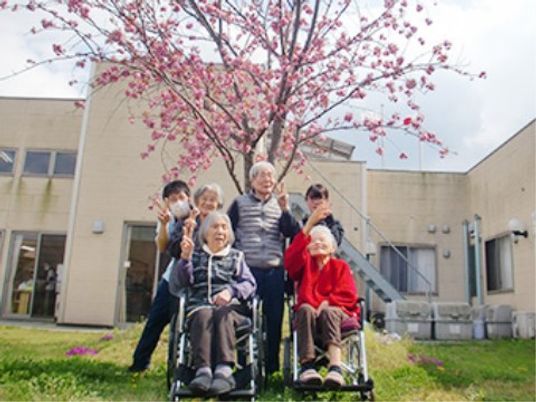 中庭での笑顔の集合