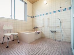 バリアフリー設計の浴室