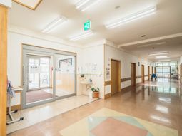 明るい廊下の様子