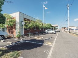 明るい日差しの外観