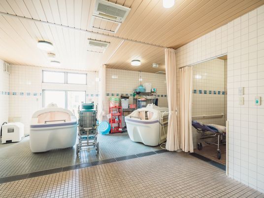 明るい浴室の全体像