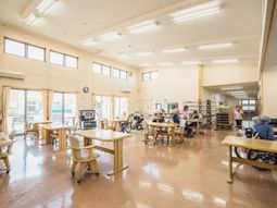 明るい居間の日常風景