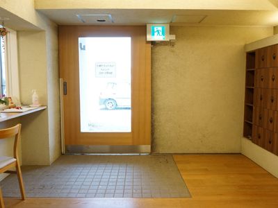 エントランスの片引き戸