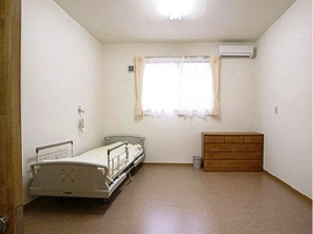シンプルな居室 居室 広々とした落ち着きのある居室です。個人の好みに合わせて家具や装飾を選び、快適な空間をお作りいただけます。