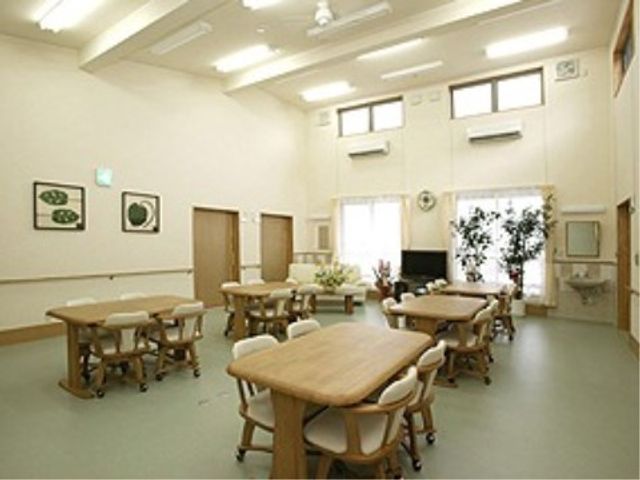 明るい共有スペース 食堂 ゆとりあるダイニングルームです。利用者様が集う、広々とした椅子付きのテーブルが並んでいます。