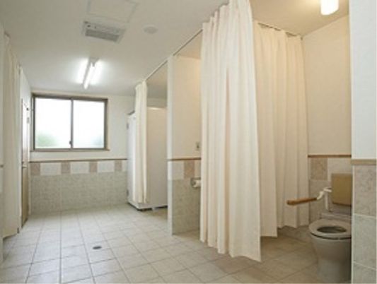 明るい共用浴室