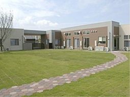 広々とした中庭のある建物