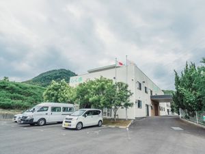 緑豊かな外観の建物