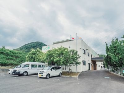 緑豊かな外観の建物