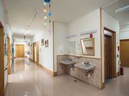 廊下の清潔な環境