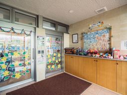 エントランスの明るい様子