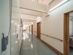 明るい廊下の風景