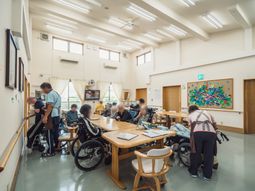 明るい多目的室の様子