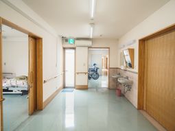 明るい施設の廊下