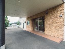 エントランスの明るい外観