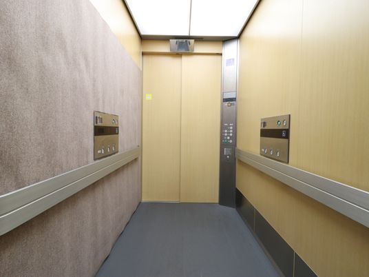 清潔なエレベーター内部