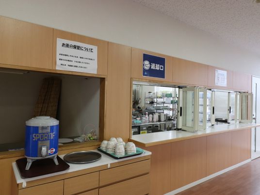 施設の食堂カウンター