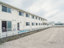 白壁の建物と広い庭