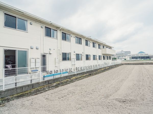 白壁の建物と広い庭