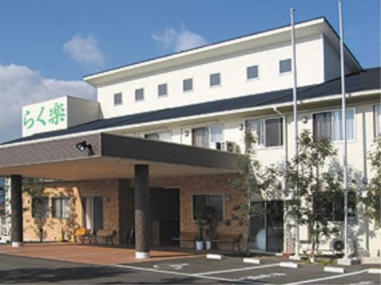 明るい外観の施設