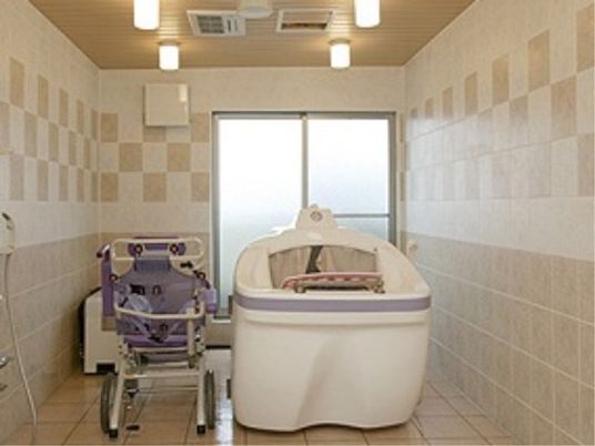 清潔な浴室と大型浴槽