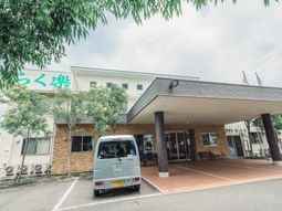 明るいエントランスの施設