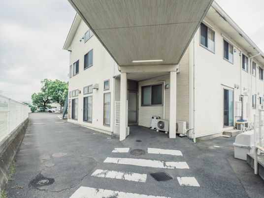 白い建物のエントランス