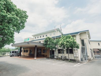広々とした施設の外観