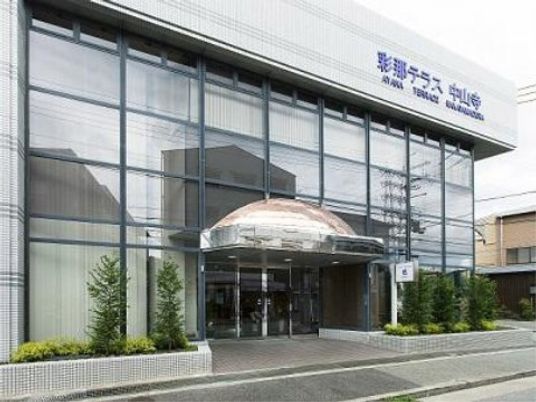 清潔感のある建物エントランス
