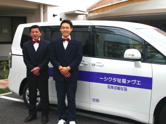 スタッフが立つ車横