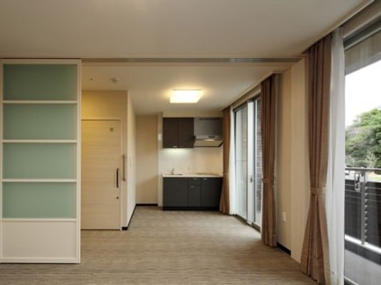 洋室とキッチンの部屋
