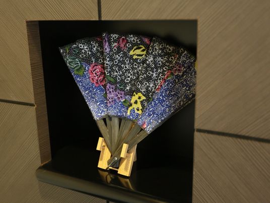 和風の装飾品が置かれた棚