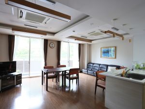 共有リビングの明るい空間
