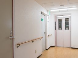 廊下の壁と手すり