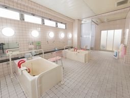広々とした明るい浴室