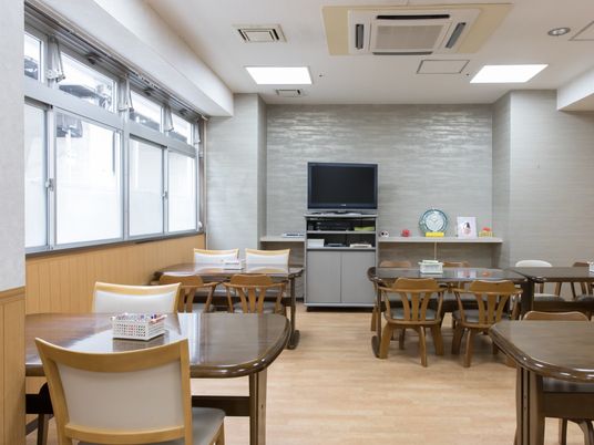明るい共用ダイニング