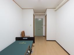 居室ベッドとテーブル