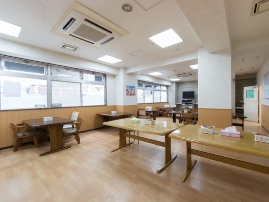 広々とした明るい食堂