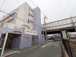 エントランスと建物外観