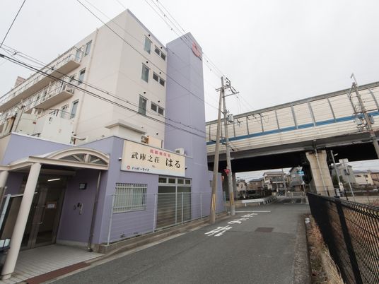 エントランスと建物外観