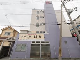 紫色の壁の建物