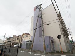 紫色の建物外観