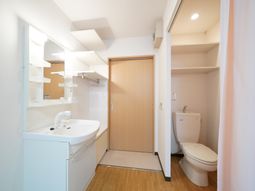 明るい清潔な洗面所