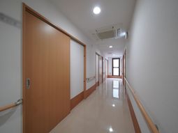 明るい照明の廊下