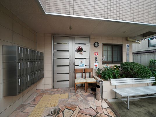 快適な施設のエントランス