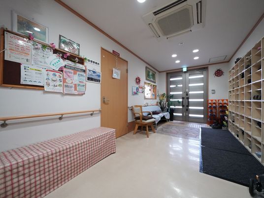 廊下に飾り付けと掲示物