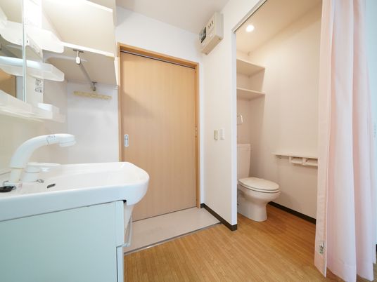 清潔なトイレと洗面所