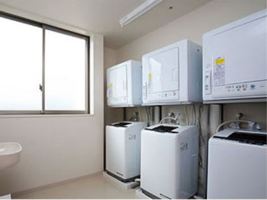 清潔な洗濯機並ぶ部屋