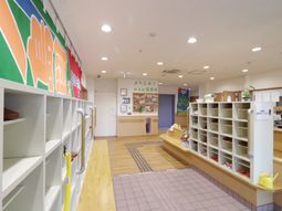 エントランスの明るい風景